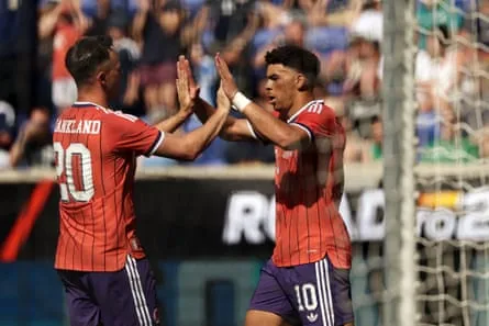 Lawrence Shankland and Ché Adams high five one another Lawrence Shankland and Ché Adams high five one another