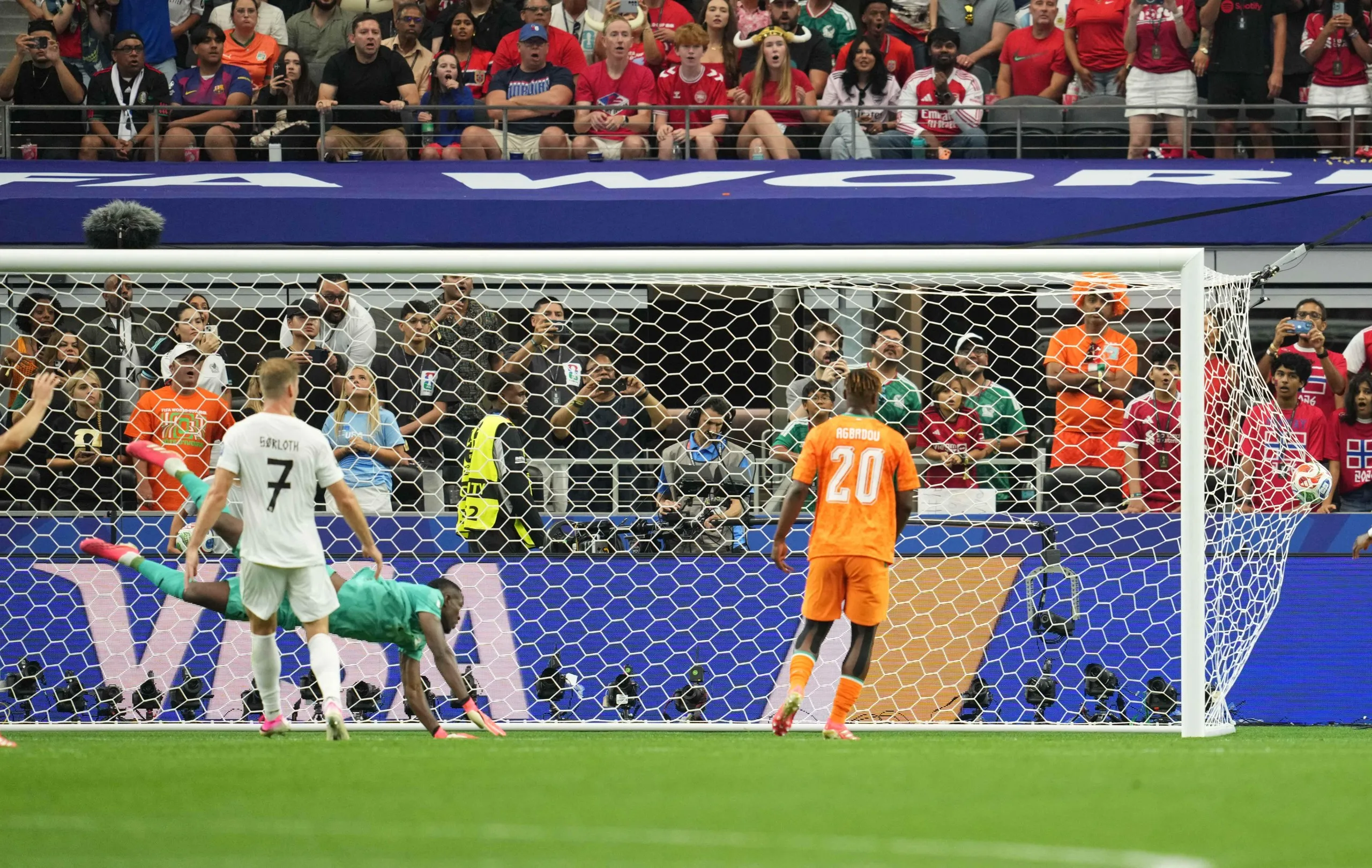 Antonio Nusa’s shot gives Norway the lead against Côte d’Ivoire.